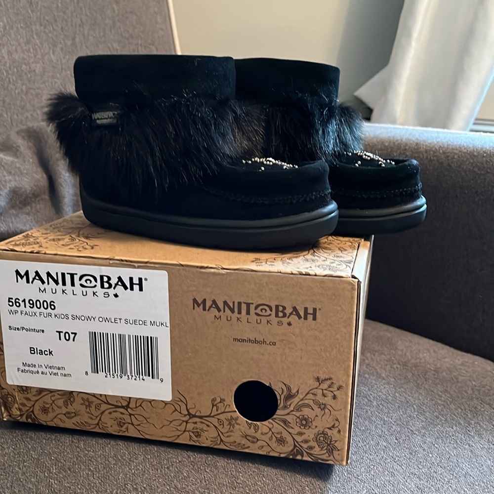 Manitobah kids size 7